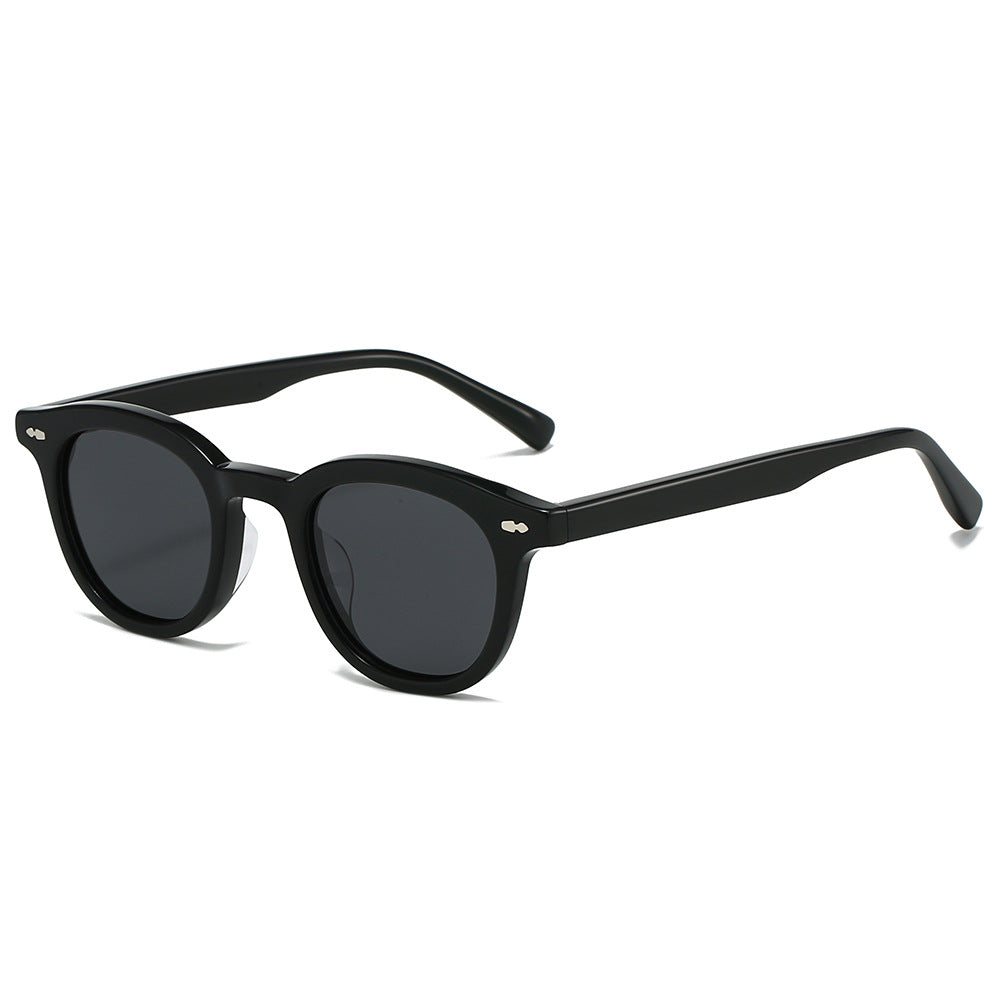 Stylish women's vintage sunglasses, perfect for sun protection. A chic fashion accessory with UV filter.