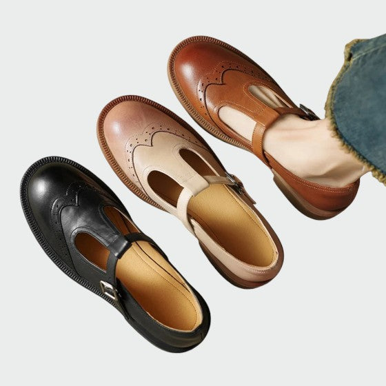 Women's vintage Mary Jane flats in black, featuring a classic strap design for timeless elegance and comfort.