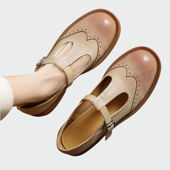 Retro style women's Mary Jane footwear, black flats with a classic strap, ideal for a chic vintage look.