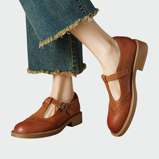 Comfortable brown women's Mary Jane strap shoes, featuring a vintage design for classic and versatile wear.