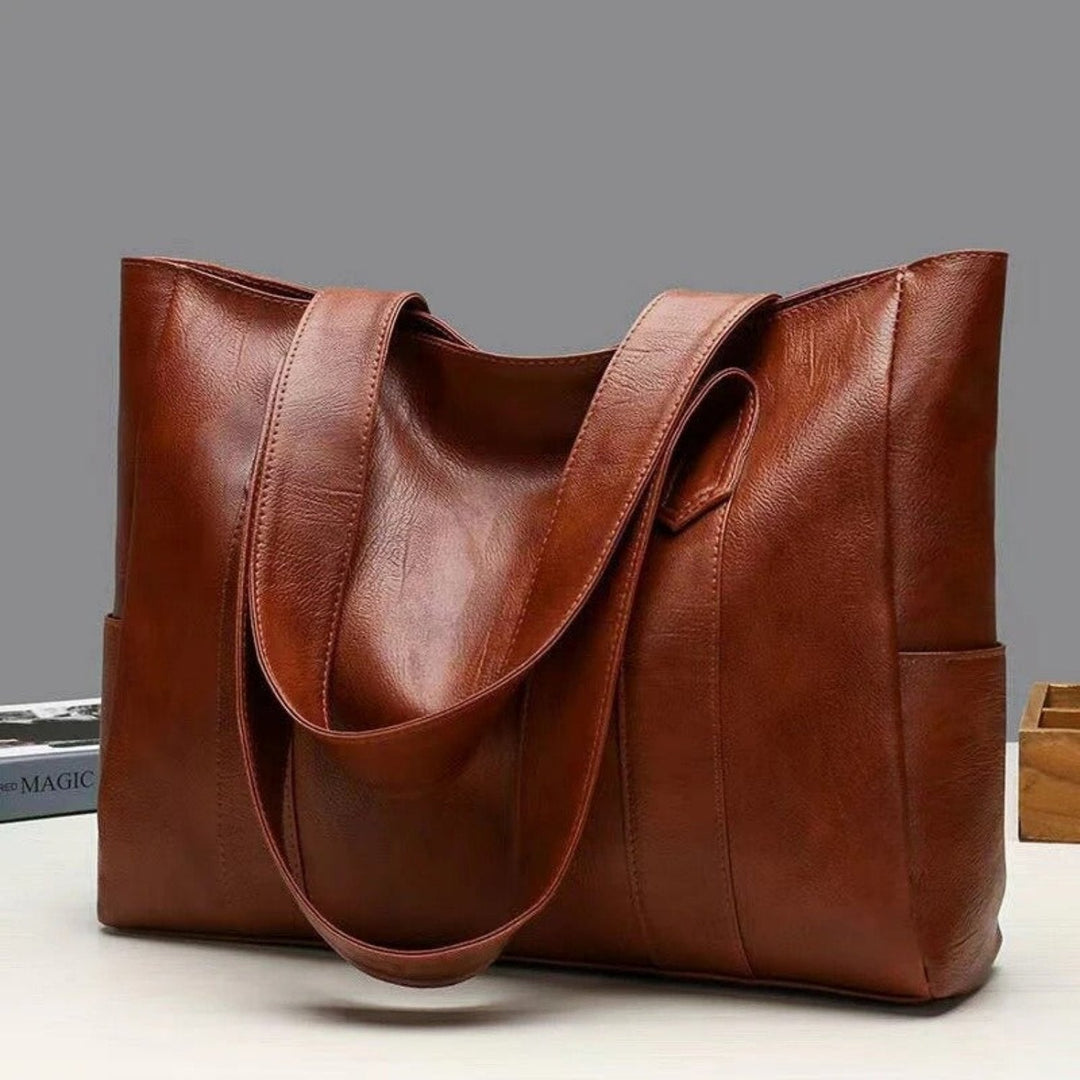 Elegant women's vintage shoulder bag, a fashionable accessory for any outfit. Classic design, perfect everyday handbag.