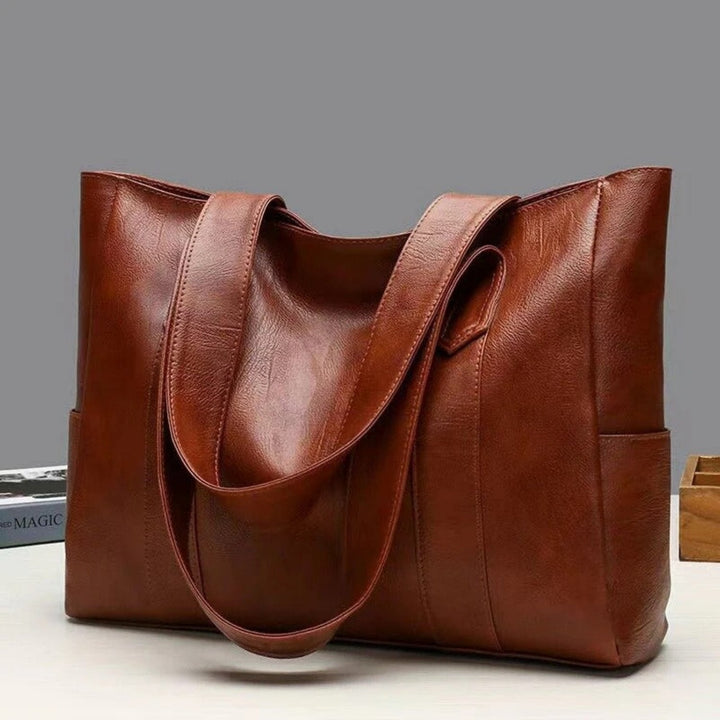 Elegant women's vintage shoulder bag, a fashionable accessory for any outfit. Classic design, perfect everyday handbag.