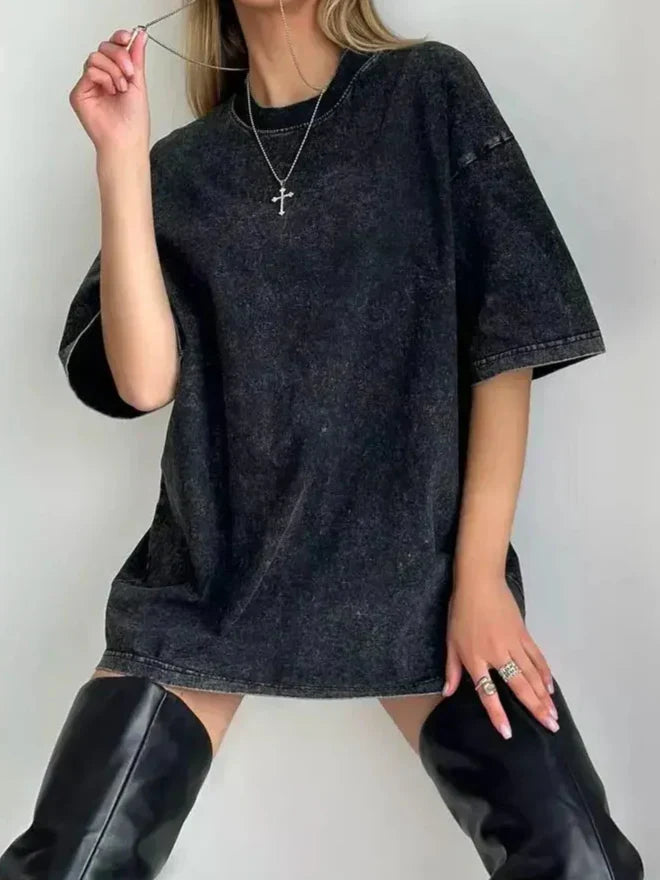 Stylish women's vintage wash oversized crewneck tee, a must-have for summer and spring fashion.