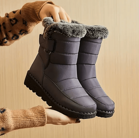 Cozy women's waterproof ankle boots with a practical hook & loop closure, warm lining & stylish platform sole.