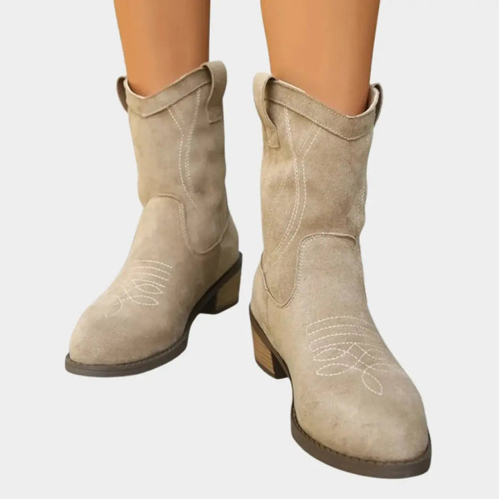 Women's Western-stitch cowboy ankle boots with a comfortable block heel. Ideal for country style.