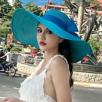Elegant straw sun hat for women, designed with a wide brim and sophisticated bow.