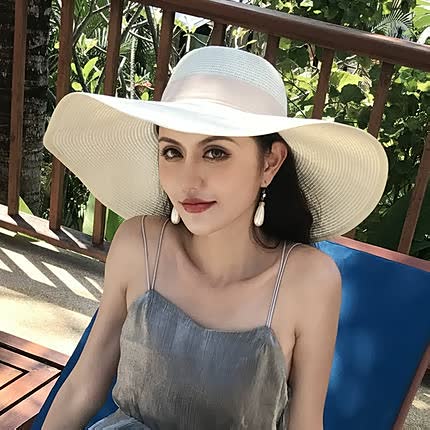 Enhance your summer style with this women's wide brim straw hat featuring a bow.