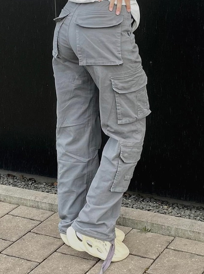 Stylish women's wide leg cargo pants. Features multiple pockets, ideal for streetwear & everyday casual comfort.