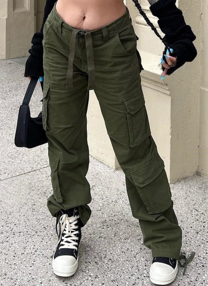 Comfort fit women's wide leg cargo pants. Durable utility trousers, ideal for streetwear and practical everyday wear.