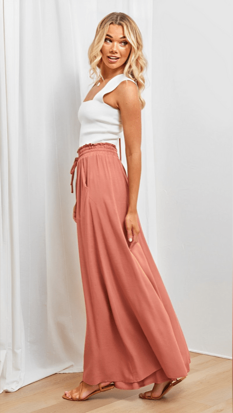 Elegant wide-leg women's pants, comfortable elastic waist, perfect for casual styling.
