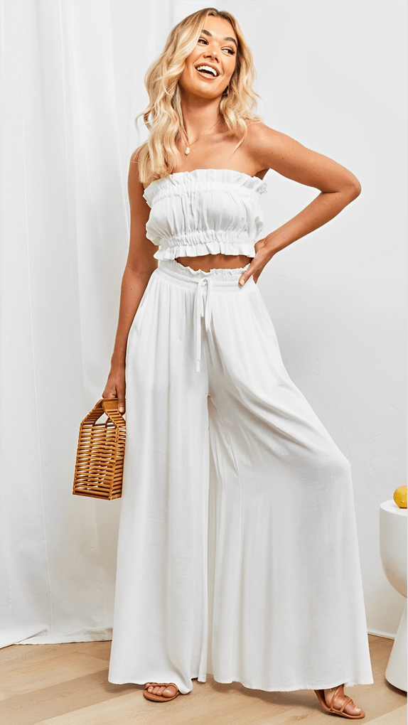 Stylish wide-leg women's pants with comfortable elastic waist, perfect for casual elegance.