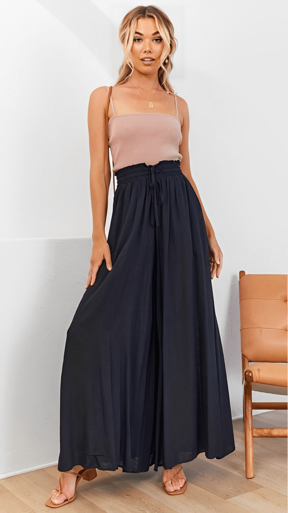 Trendy wide-leg women's trousers, comfortable elastic waist, perfect for stylish daily wear.