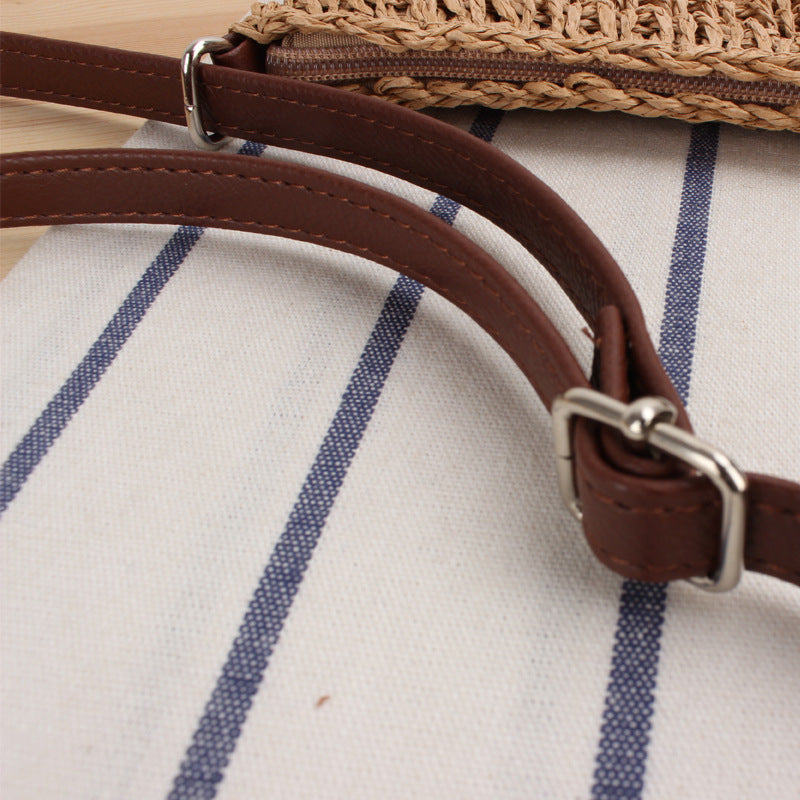 Versatile woven crossbody bag in camel, a women's handbag with a removable strap. Natural material for a stylish look.