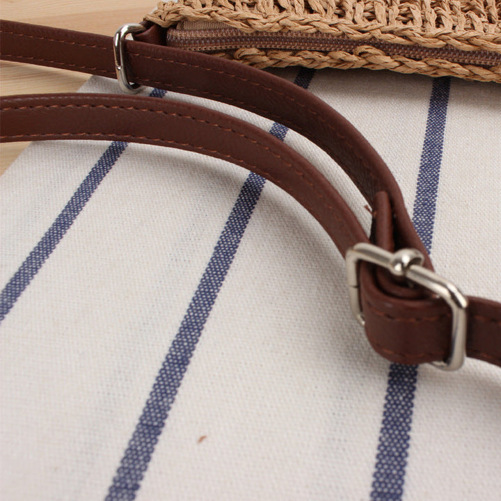 Versatile woven crossbody bag in camel, a women's handbag with a removable strap. Natural material for a stylish look.