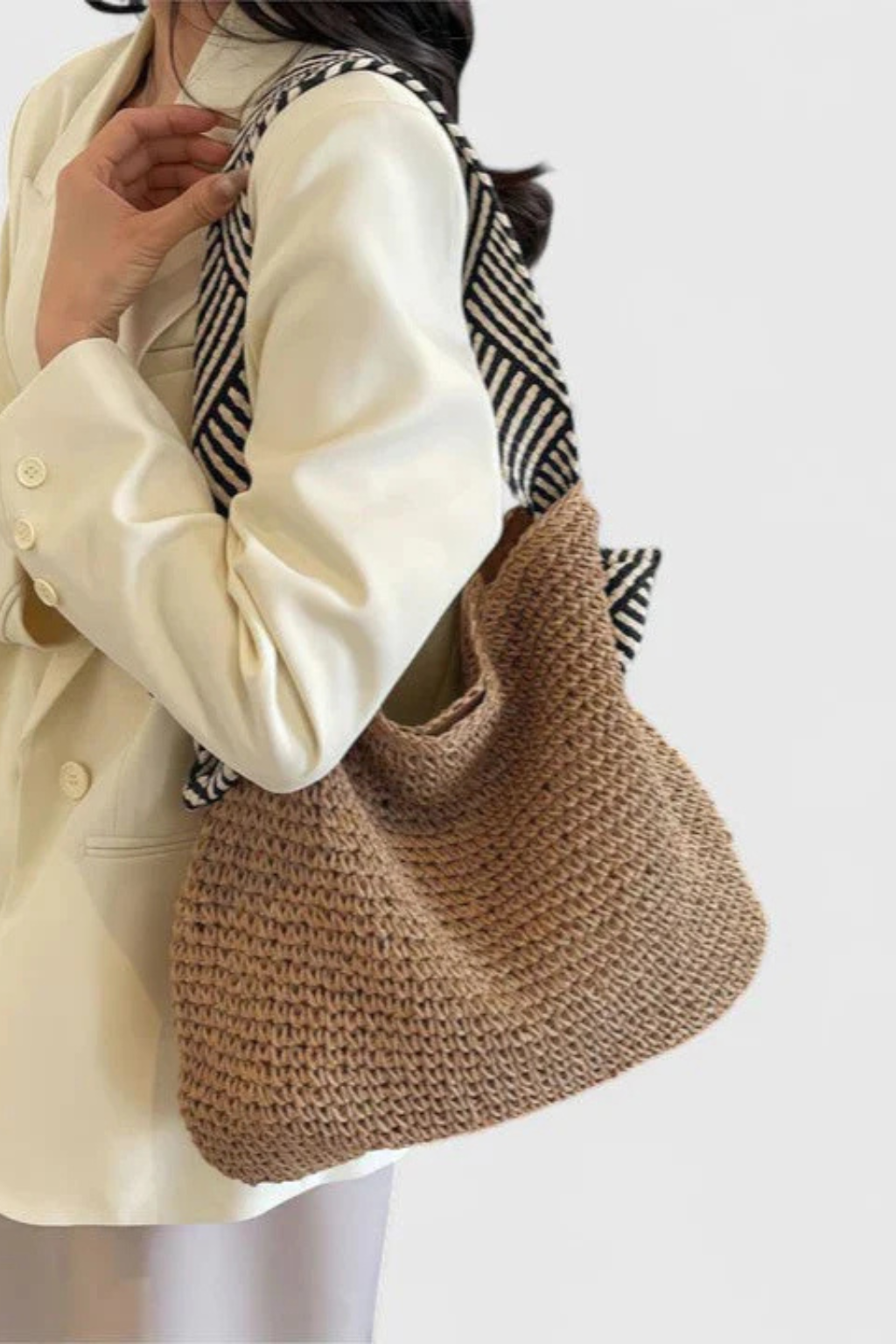 Elegant women's straw shoulder tote bag, ideal for everyday carry, featuring fashionable contrast straps.
