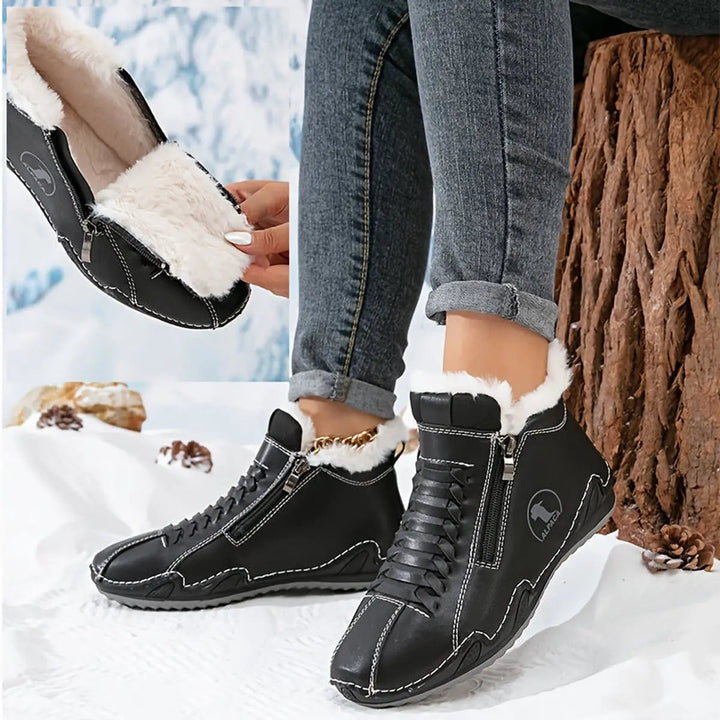 Women's snow-ready ankle boots, wide fit, zip-up, offering warm faux-fur lining.