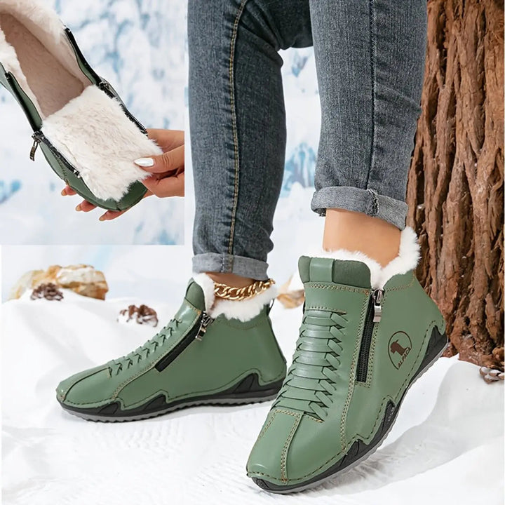 Stylish women's winter boots, zip-up, wide fit, with cozy faux-fur lining for warmth.