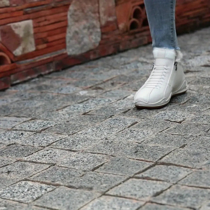 Zip-up women's snow boots, wide fit, faux-fur lined for cozy comfort in winter.
